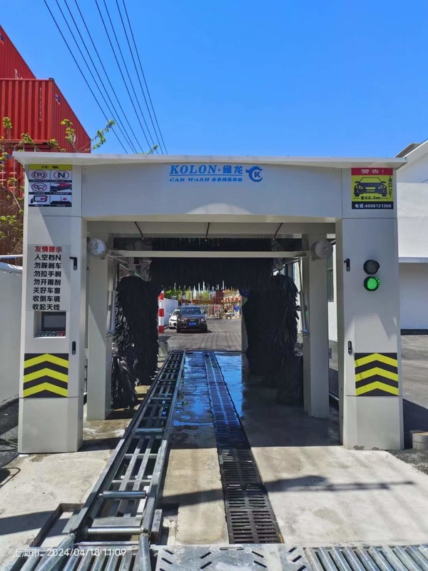 Efficiënte tunnelwasmachine: laag energie- en waterverbruik 0,7 Kwh/auto