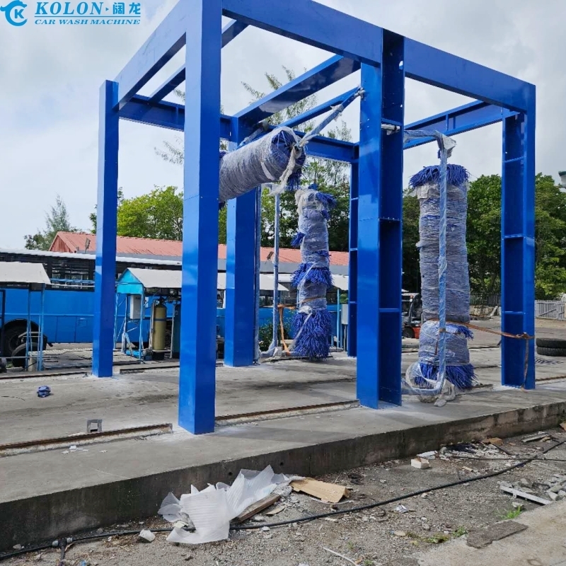 KOLON Drive Through Noodstopknop Uitgeruste 3-borstels Buswasmachine Met PLC-besturing 267L Waterverbruik