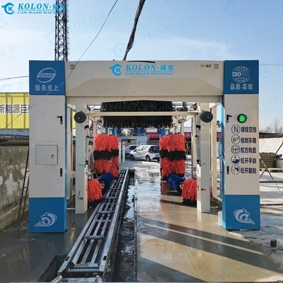 Tunnel-autowasapparatuur met platte bandconveyor